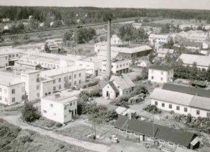 Metallimiehenkatu 1 edessä ja 5 takana 1950–1960 -lukujen vaihteessa. Kuva: Pekka Luopa, Järvenpää-seura